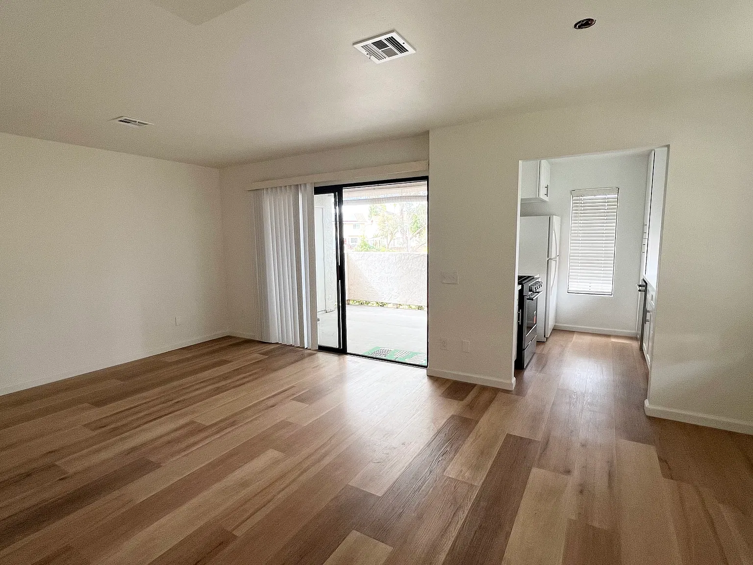 2 bed, 920 sqft, $3,000 — Photo 2