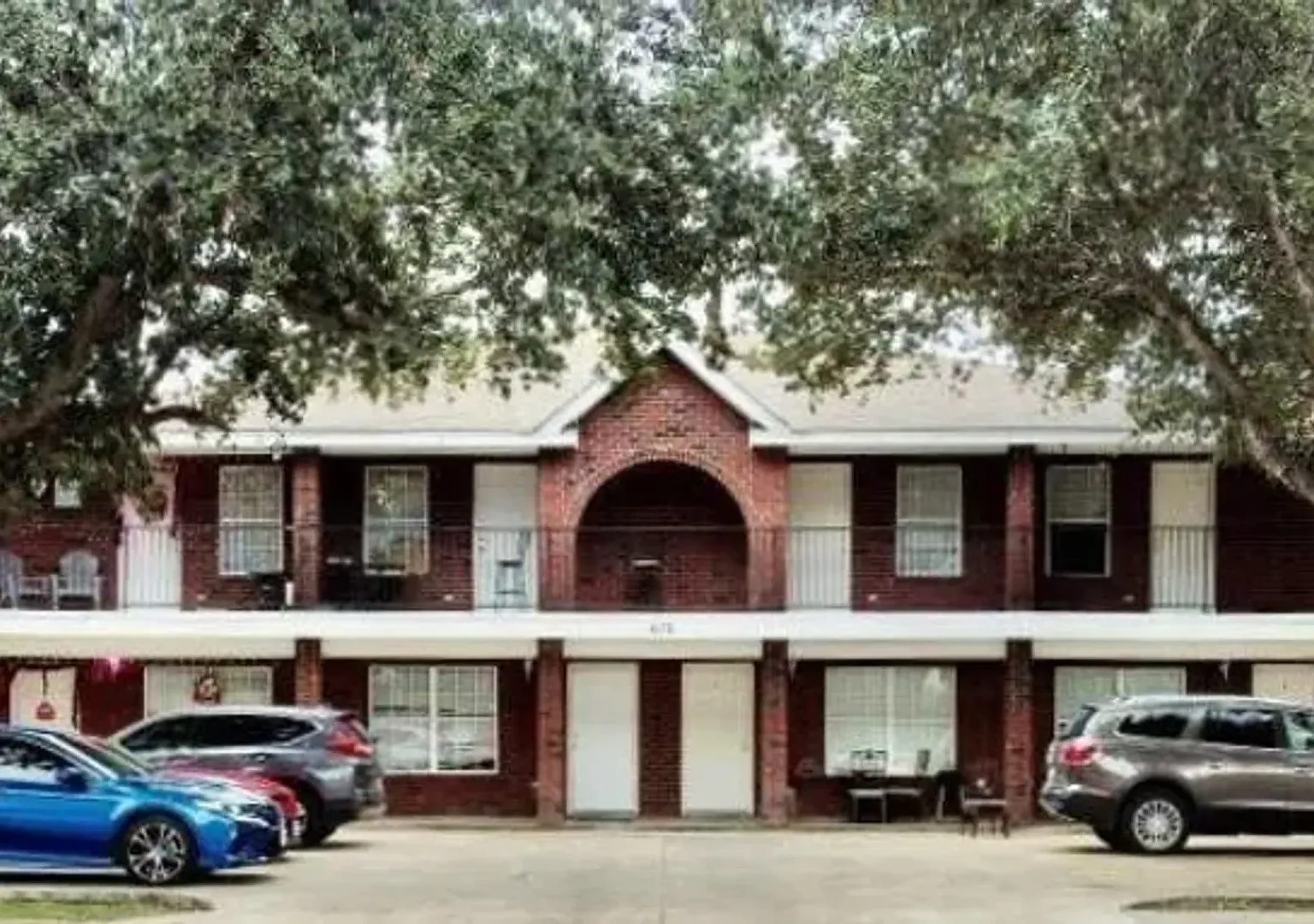Broadway Apts — Photo 1