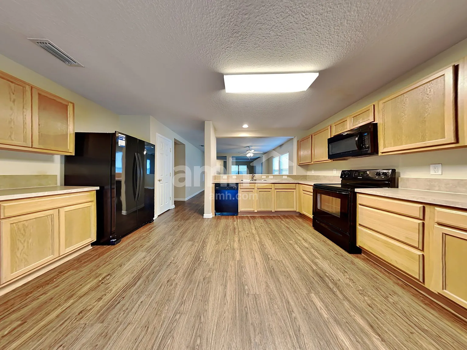 3 bed, 2.0 bath, 1828 sqft, $2,080 — Photo 3