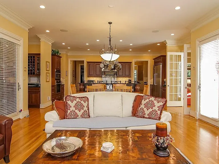 13204 Longwood Ln — Photo 43