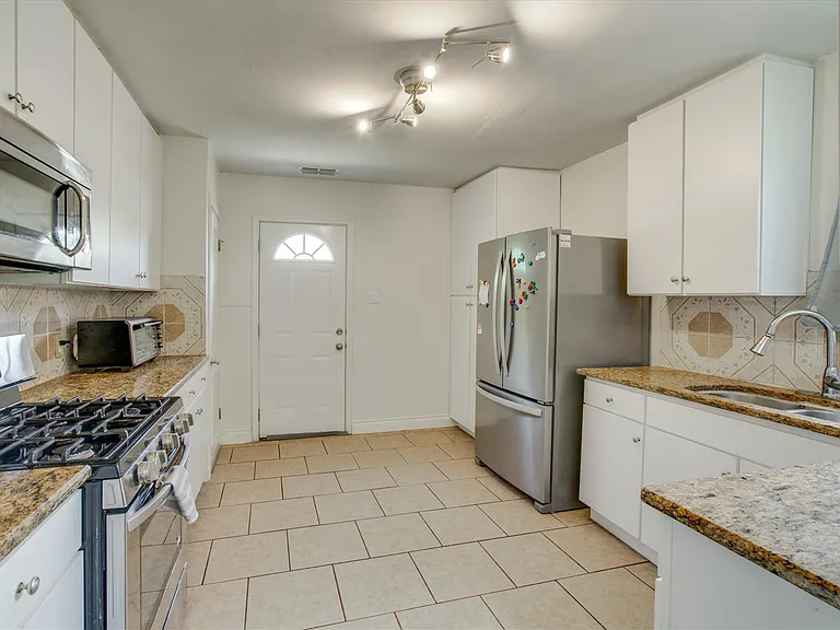 4615 Ribbecke Ave — Photo 7