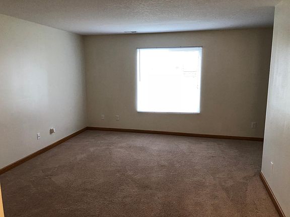 4th image of 876 Edgewater Dr