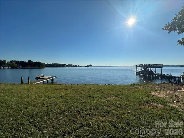 221 Gainswood Dr, Mooresville, NC 28117