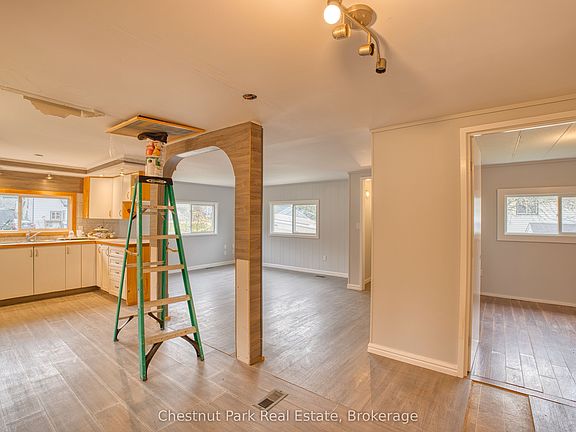 4th image of 383 Thompson St