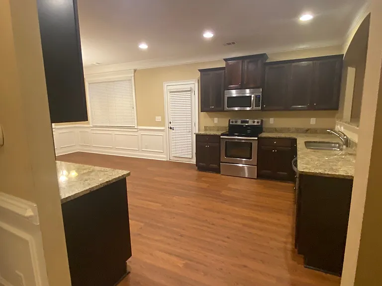 319 Haywood Dr — Photo 7