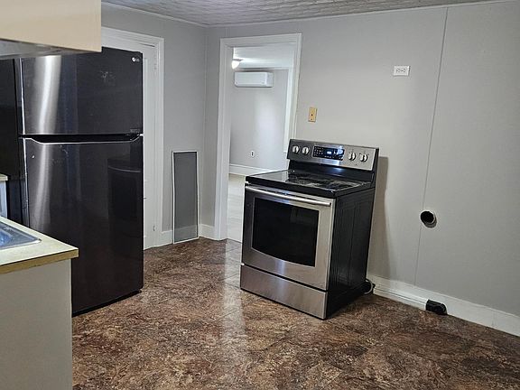 Kitchen with washer/dryer hookup