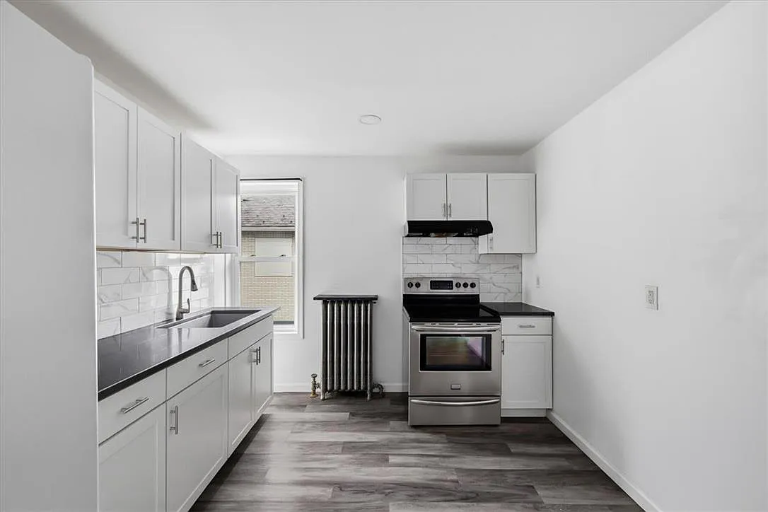 3 bed, 1.0 bath, 976 sqft, $1,575 — Photo 2