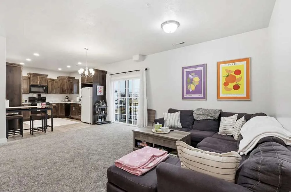 3 bed, 1323 sqft, $1,700 — Photo 2