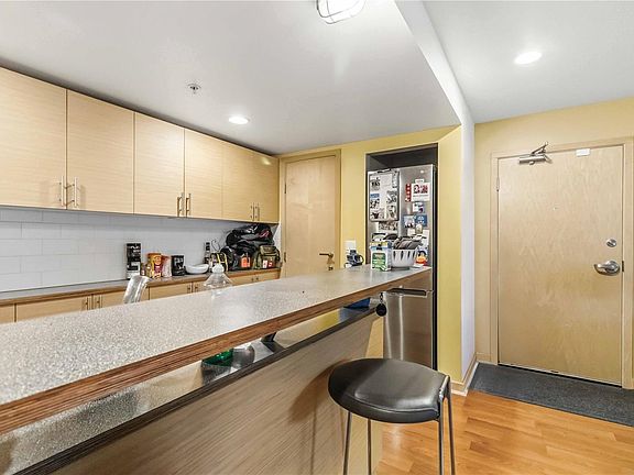 4th image of 787 Tyee Rd #304