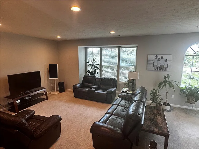 1861 Louisville Ln — Photo 6