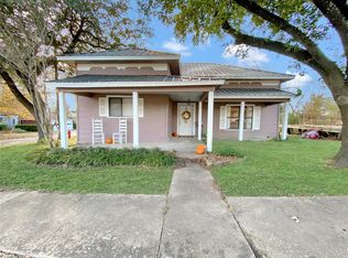 318 S Santa Fe St, Wolfe City, TX 75496