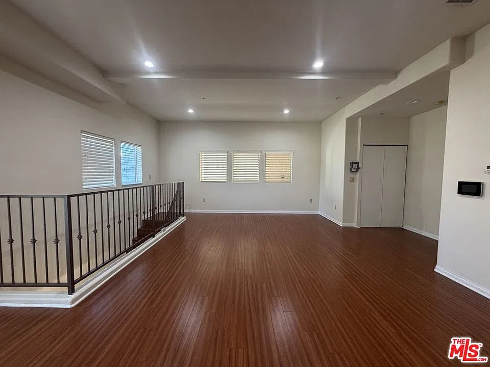 3 bed, 2.5 bath, $4,390 — Photo 2