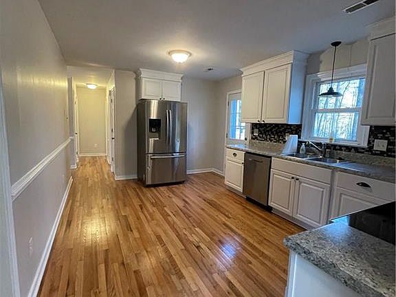 3rd image of 3421 Castlebury Dr