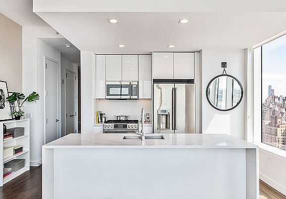 5th image of 515 W 36th St APT 25D