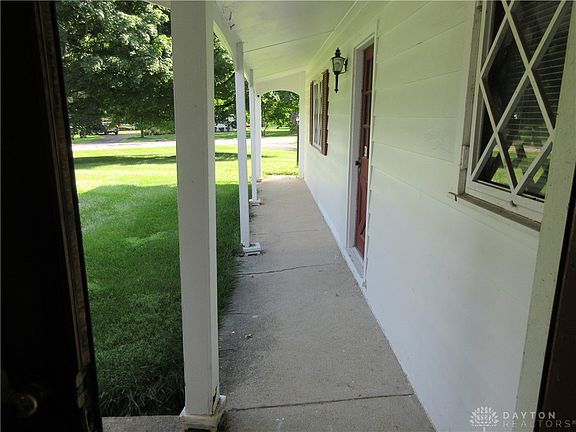 4th image of 827 Hickory Ln