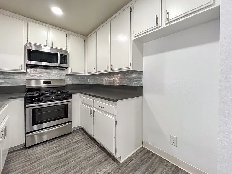 Gorgeous 2 Bed/2 bath apartment in excellent Sherman Oaks area! — Photo 24