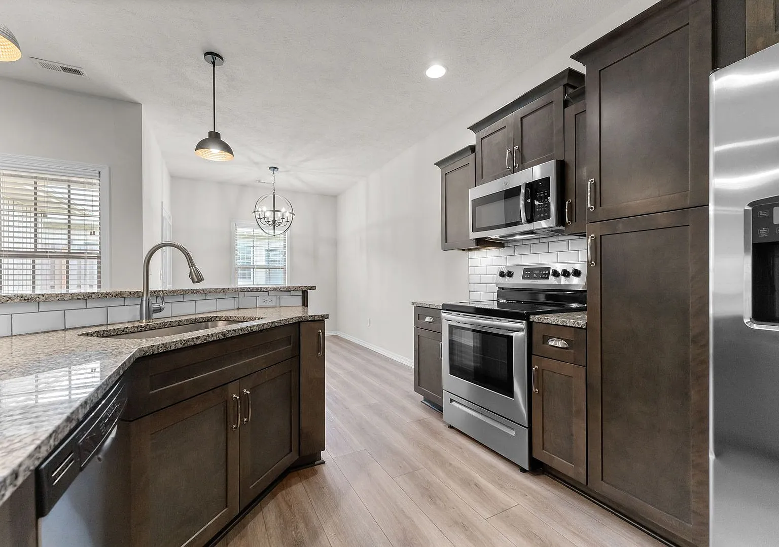 New Luxury 3 Bed 2 Bath 2 Car Garage Duplex — Photo 4
