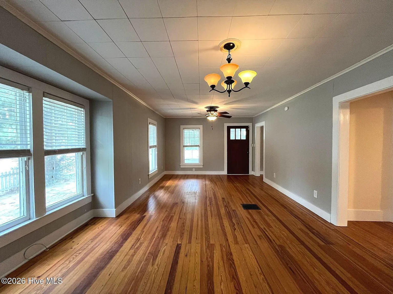 3 bed, 2.0 bath, 1276 sqft, $1,800 — Photo 3