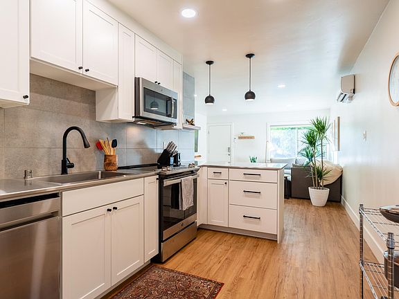 Custom kitchen w/stainless counters, dishwasher & integrated sink
