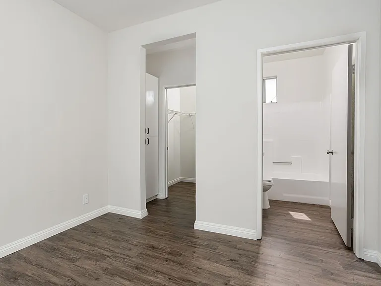 11037 Hartsook St #105 — Photo 14
