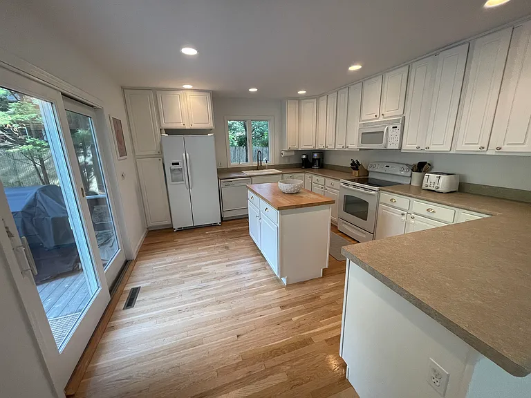 Barnes Ave — Photo 3