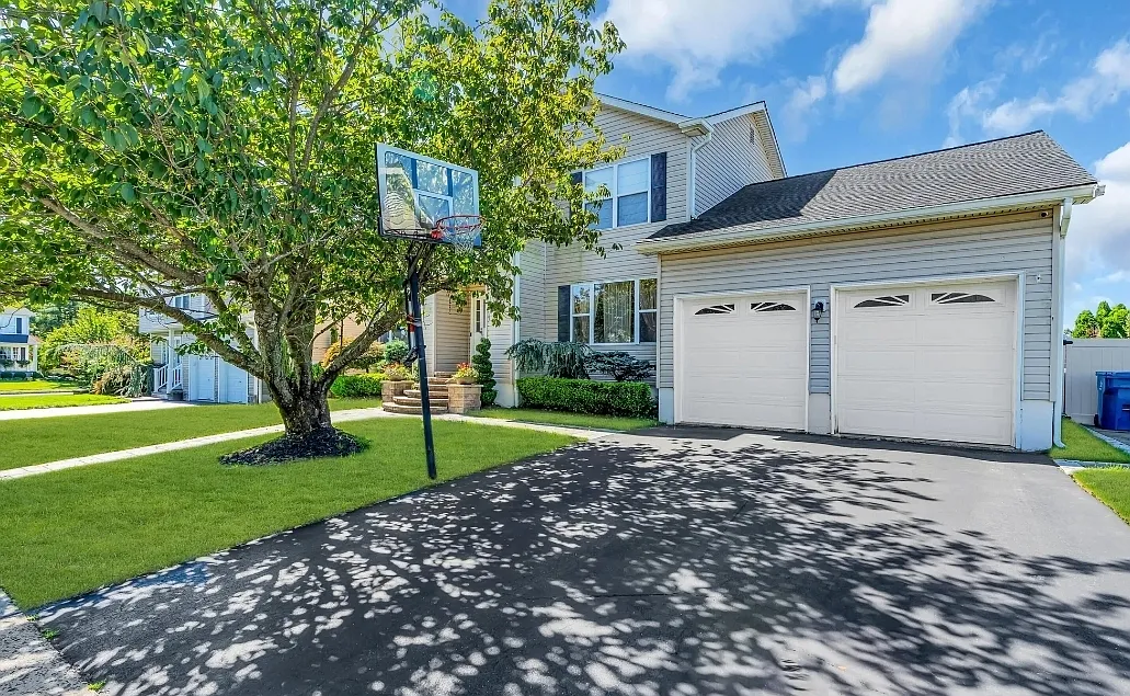 5 bed, 3.5 bath, 2384 sqft, $4,275 — Photo 2
