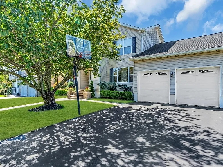 24 Abraham Dr — Photo 2