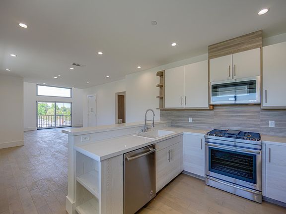 2nd image of 11611 Moorpark St #2