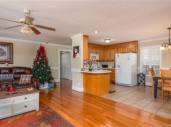 5th image of 1003 Strawberry Ln
