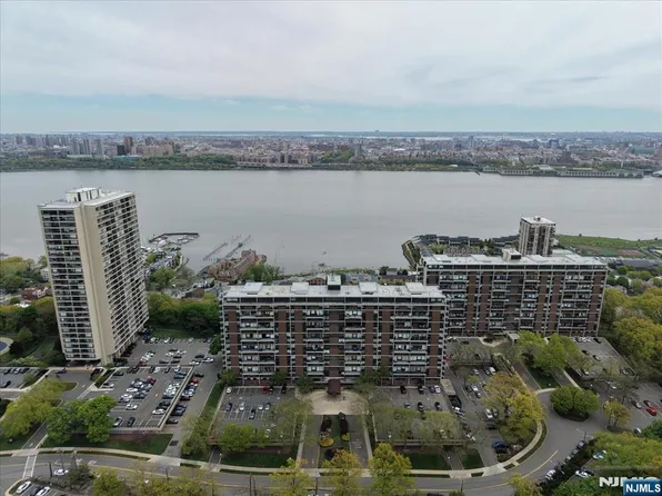 2 Horizon Rd APT 1214, Fort Lee, NJ 07024