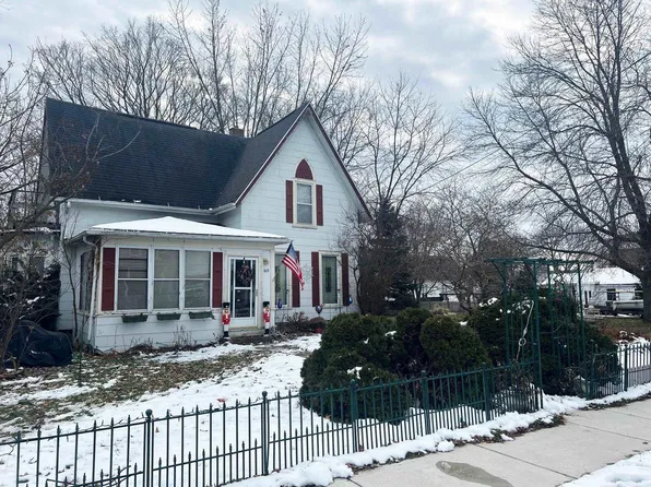 202 & 204 West Green Street, Fox Lake, WI 53933