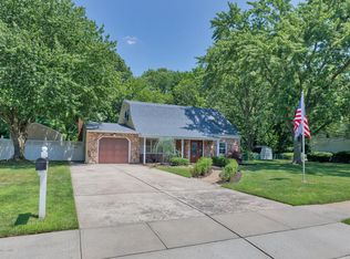 12 Crystal Ct, Middletown, NJ 07748