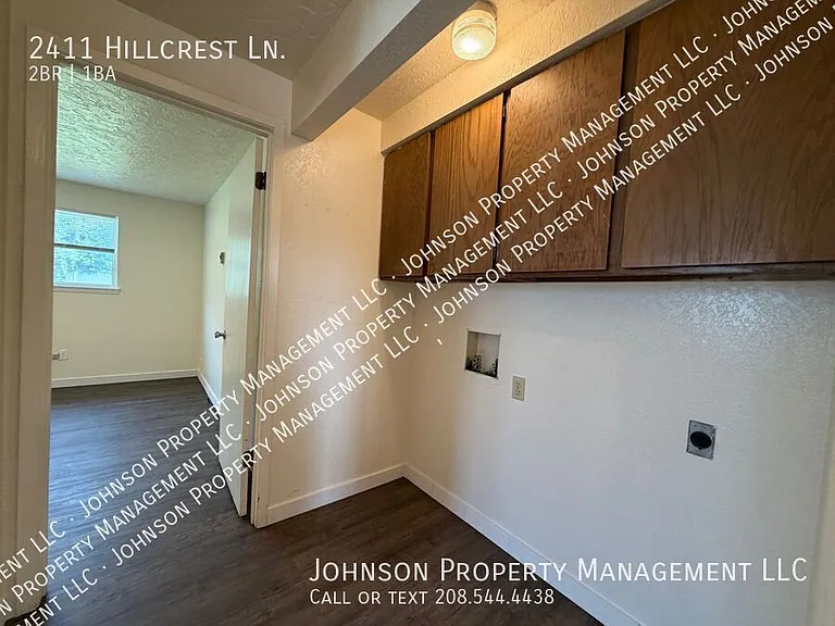 2411 Hillcrest Ln — Photo 4