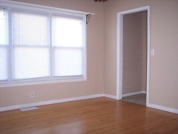 3rd image of 410 Washington Blvd N