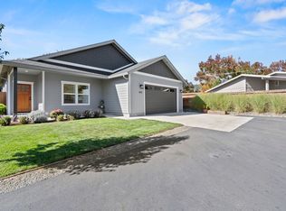 890 NW Cooke Ave, Grants Pass, OR 97526