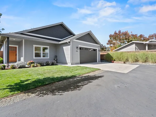 890 NW Cooke Ave, Grants Pass, OR 97526