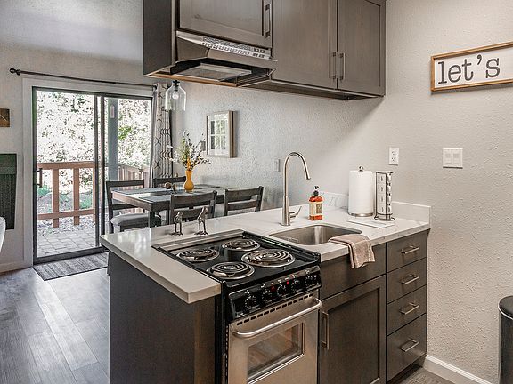 4th image of 1300 Regency Way #28