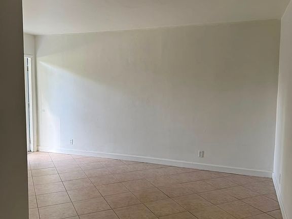 2nd image of 101 SE 9th St APT 8
