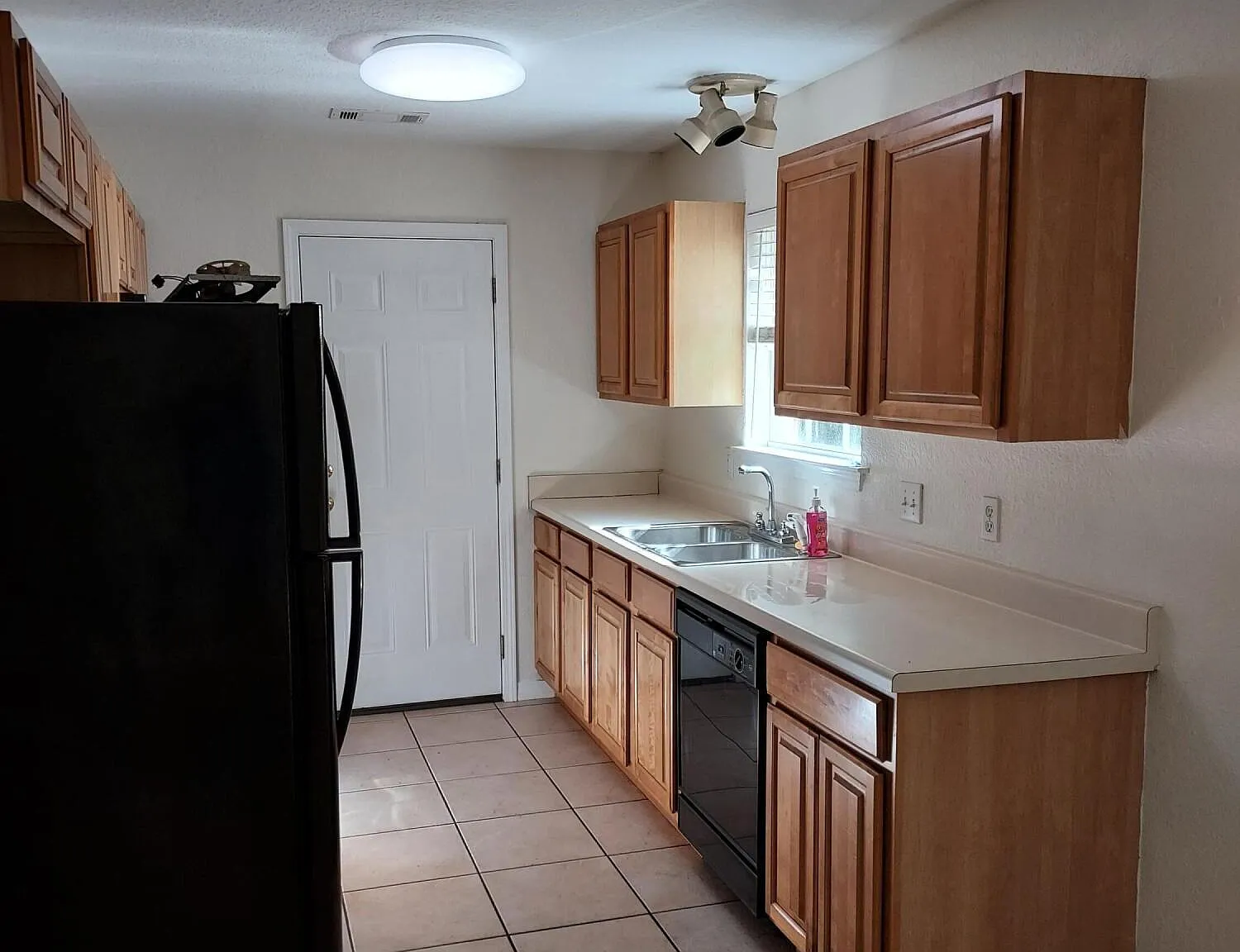 3 bed, 2.0 bath, 1350 sqft, $1,700 — Photo 2