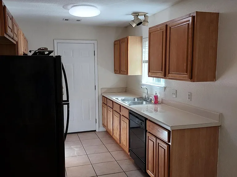 1009 Magnolia St — Photo 2
