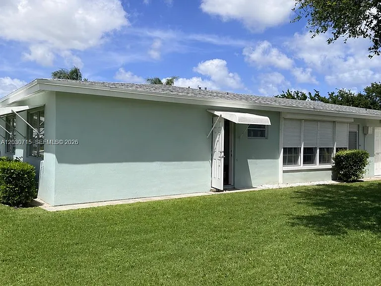 200 High Point Ct E #D — Photo 2