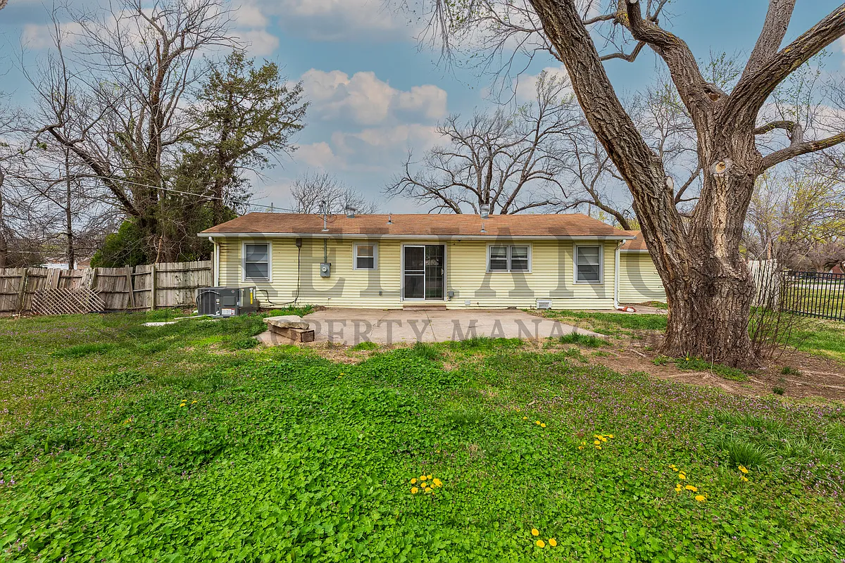 Building Photo - 216 N Tyler Rd