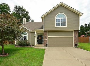 18207 Rollins Dr, Smithville, MO 64089