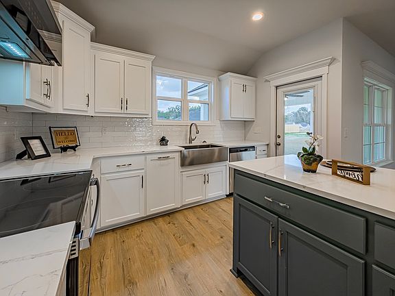 5th image of 213 Barry Field Cir