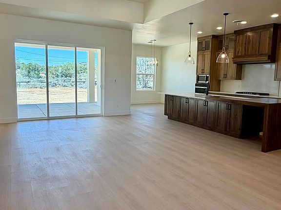 5th image of 5003 Redwood Ave