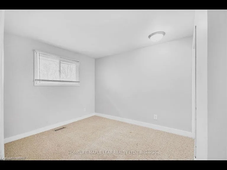 17 Villeneuve Cres — Photo 9