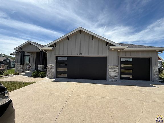 3rd image of 2615 Twin Lakes Dr