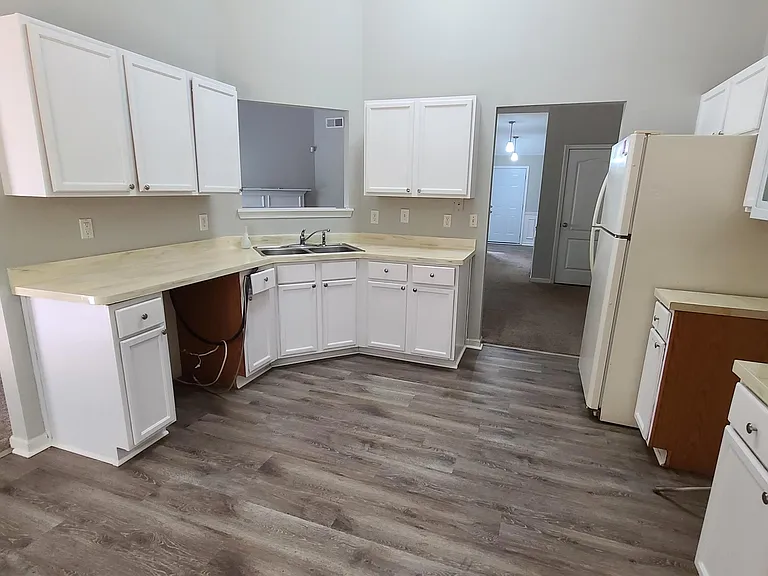 1593 Queen Elizabeth Dr — Photo 5