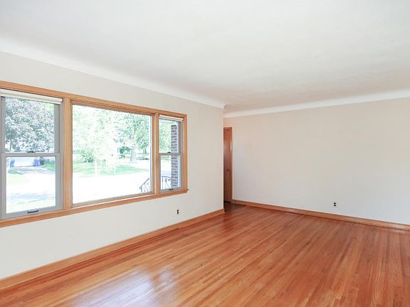 3rd image of 2136 Cottage Ave E