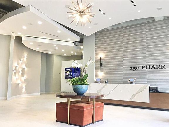 Lobby w/ 24hr Concierge